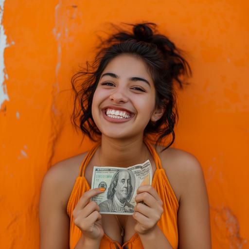 //persona latina joven sonriendo, sostiene unos dolares en suvmano, plano medio, sobre un fondo de color naranja, fotografía hiperrealista --v 6.0