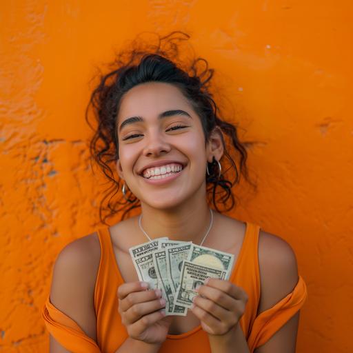 //persona latina joven sonriendo, sostiene unos dolares en suvmano, plano medio, sobre un fondo de color naranja, fotografía hiperrealista --v 6.0