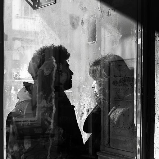 Immagini in bianco e nero di persone di varie età ed estrazioni sociali che mostrano emozioni genuine, come la gioia, la tristezza, l'amore e la frustrazione, intervallate da brevi clip dell'artista che osserva la città da una finestra. --v 6.0